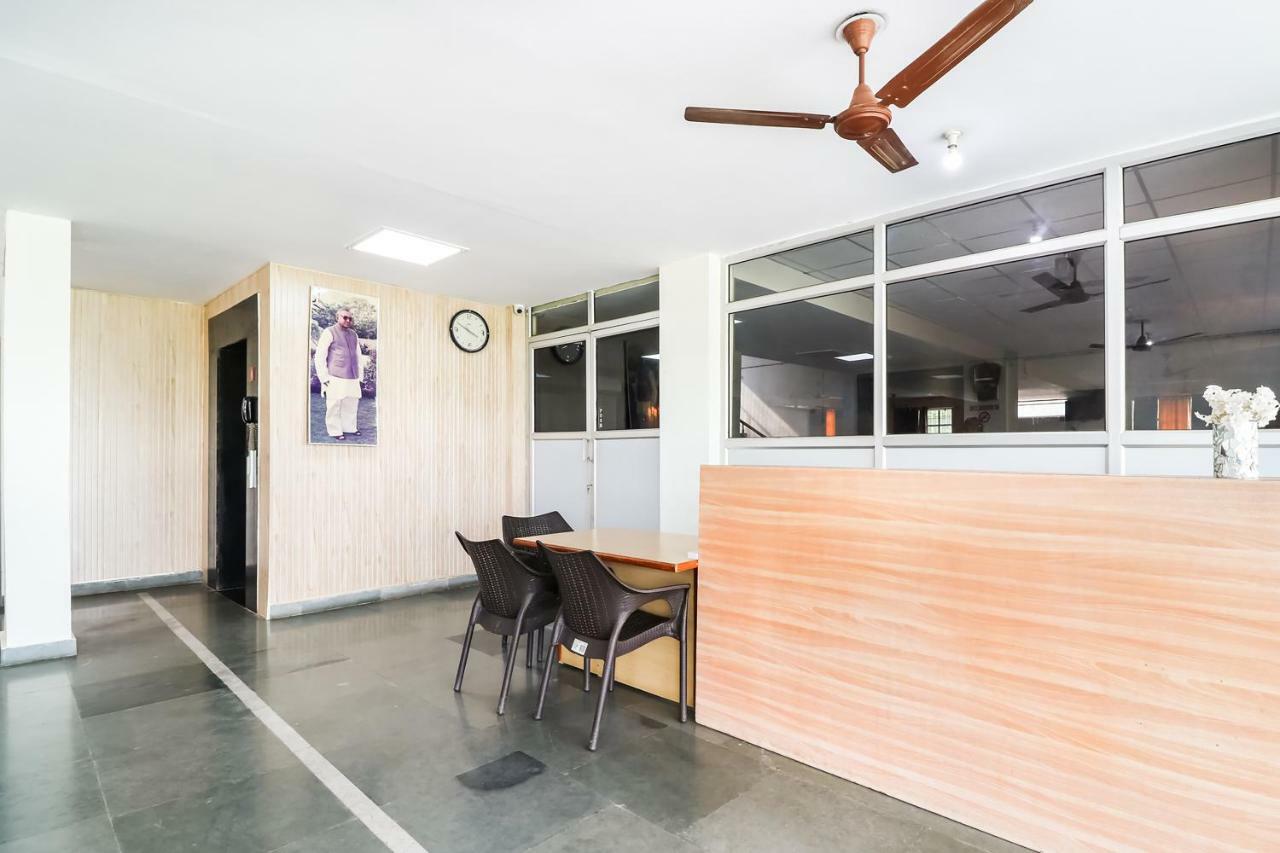 Capital O 60233 Brij Ki Rasoi Deluxe Hotell Lucknow Exteriör bild