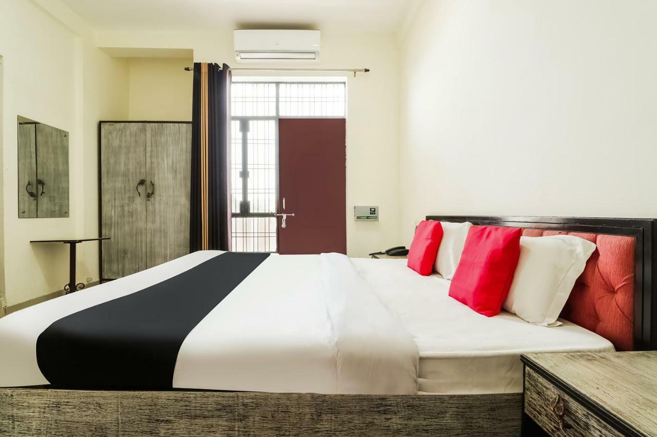Capital O 60233 Brij Ki Rasoi Deluxe Hotell Lucknow Exteriör bild