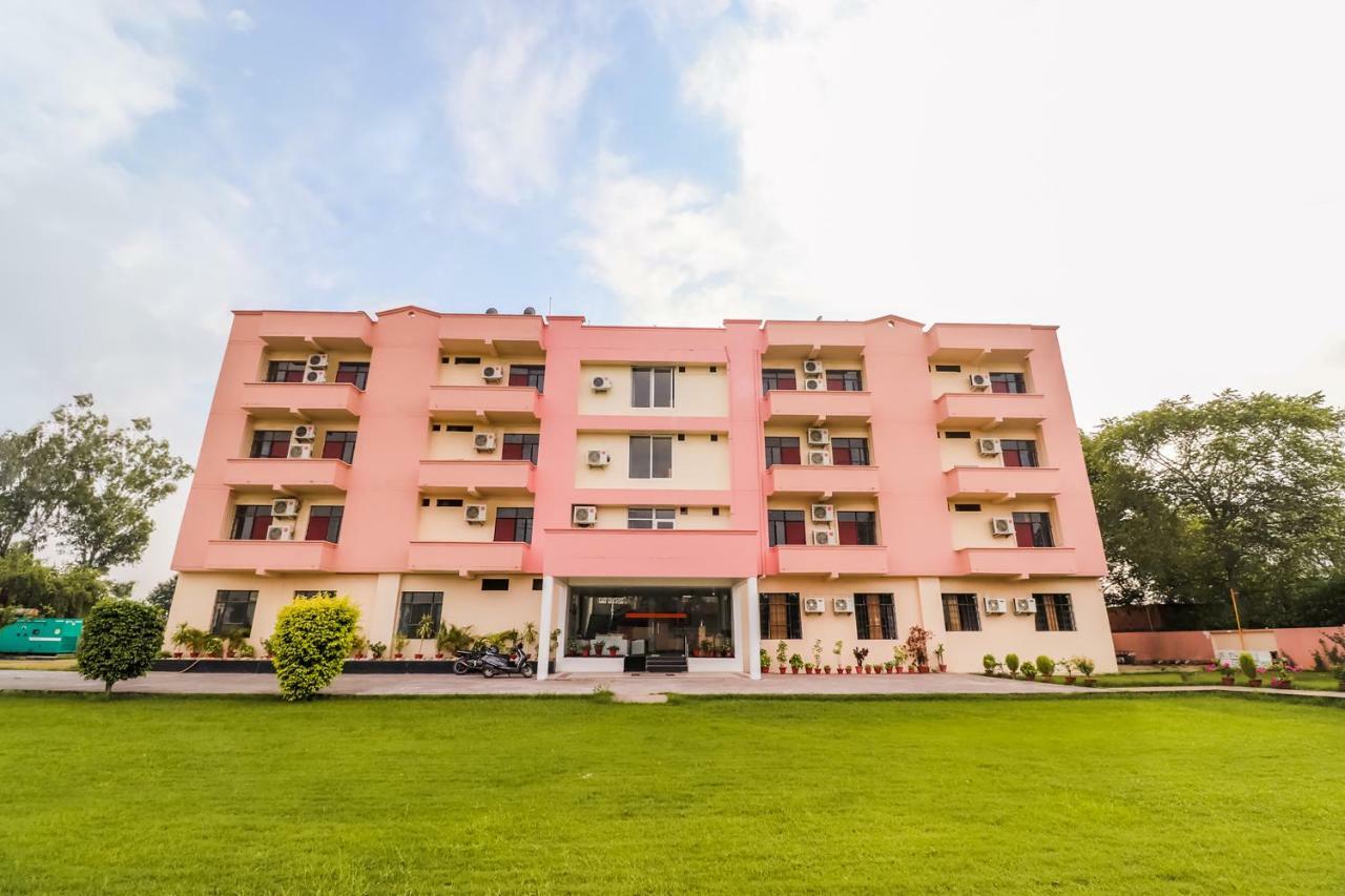 Capital O 60233 Brij Ki Rasoi Deluxe Hotell Lucknow Exteriör bild